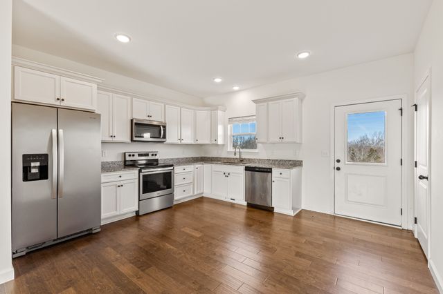 819 Hooper Rd, Charlotte, TN 37036