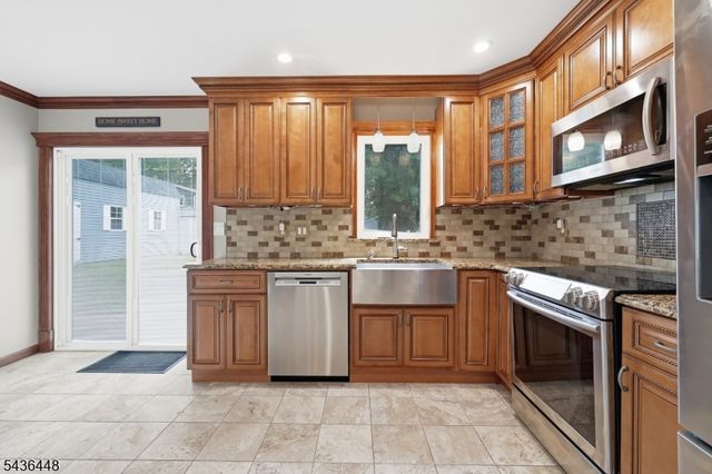 303 W End Ave, Hopatcong Boro, NJ 07843
