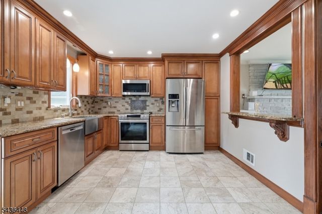 303 W End Ave, Hopatcong Boro, NJ 07843