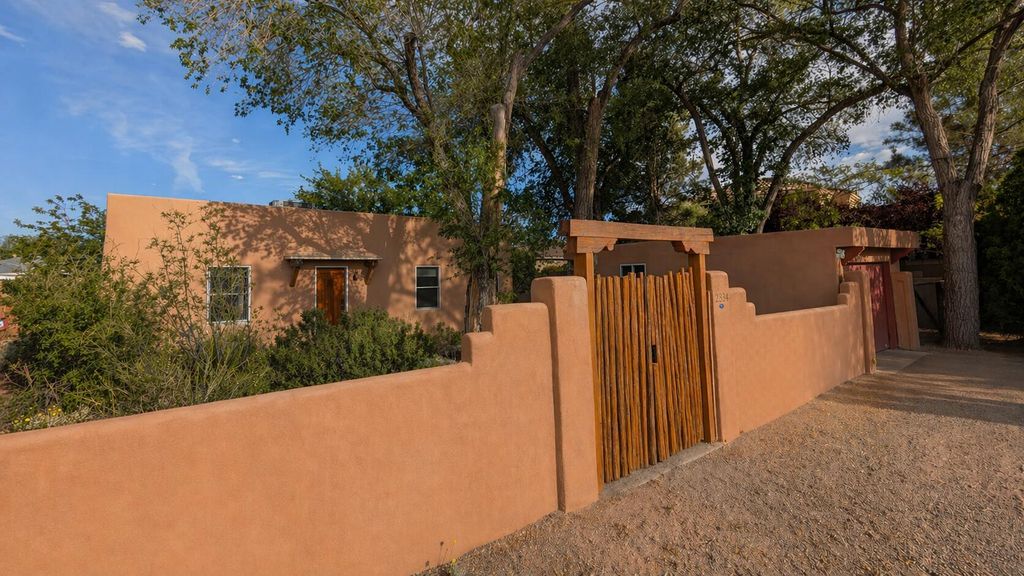 2334 Rio Grande Boulevard NW, Albuquerque, NM 87104