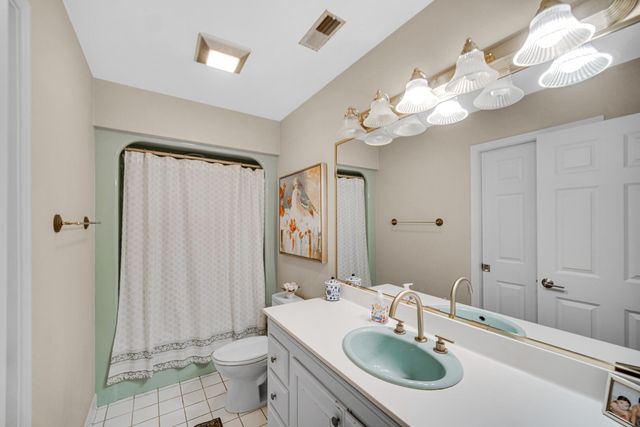1077 Mission Hills Court, Chesterton, IN 46304