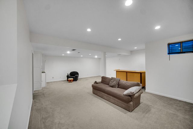 1077 Mission Hills Court, Chesterton, IN 46304