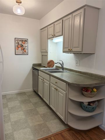 1900 50th Street 9, Des Moines, IA 50310