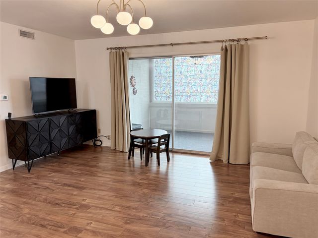 1900 50th Street 9, Des Moines, IA 50310