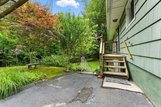 20 Harney Street, West Springfield, MA 01089