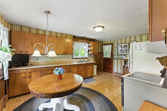 20 Harney Street, West Springfield, MA 01089