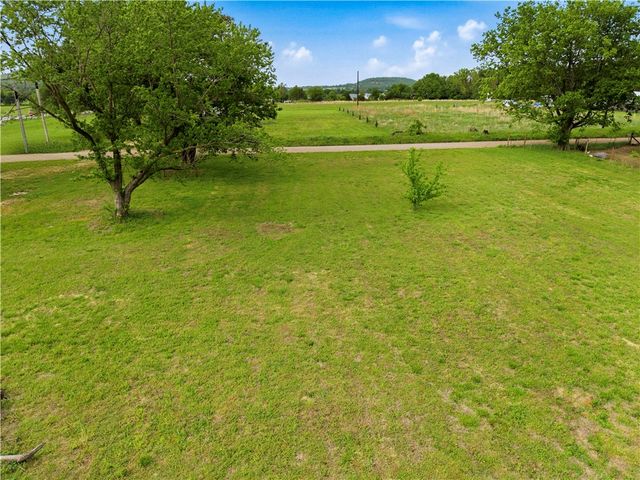 22389 North Road, Summers, AR 72769