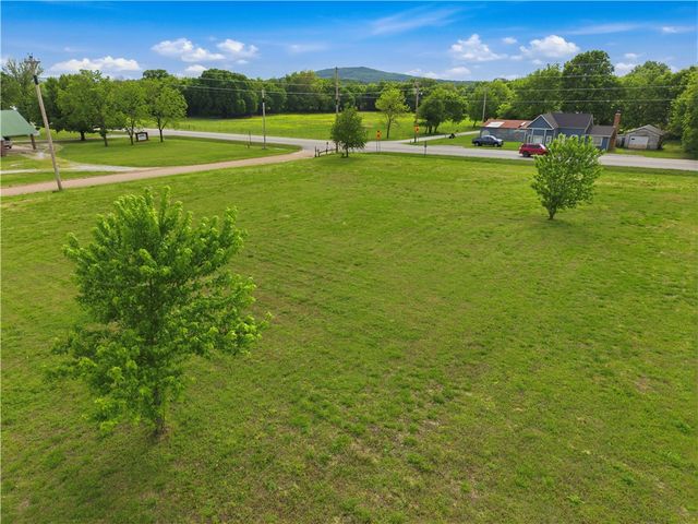 22389 North Road, Summers, AR 72769