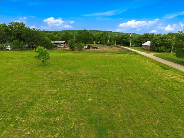 22389 North Road, Summers, AR 72769