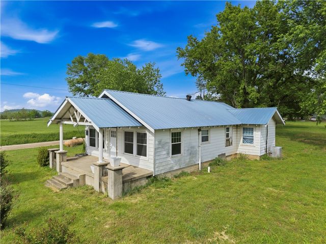 22389 North Road, Summers, AR 72769