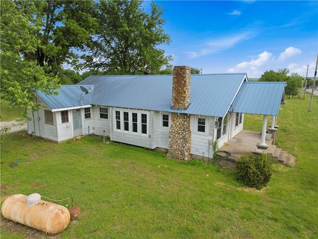 22389 North Road, Summers, AR 72769