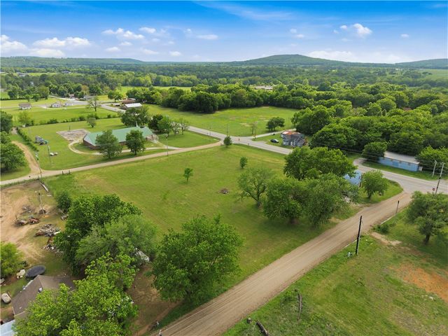 22389 North Road, Summers, AR 72769