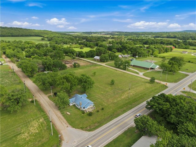 22389 North Road, Summers, AR 72769