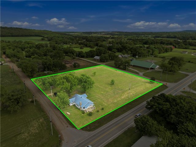 22389 North Road, Summers, AR 72769