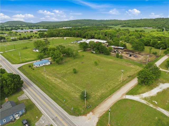 22389 North Road, Summers, AR 72769