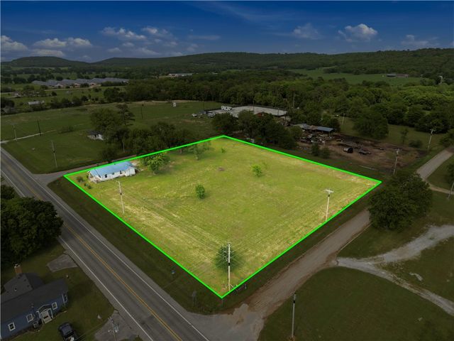 22389 North Road, Summers, AR 72769