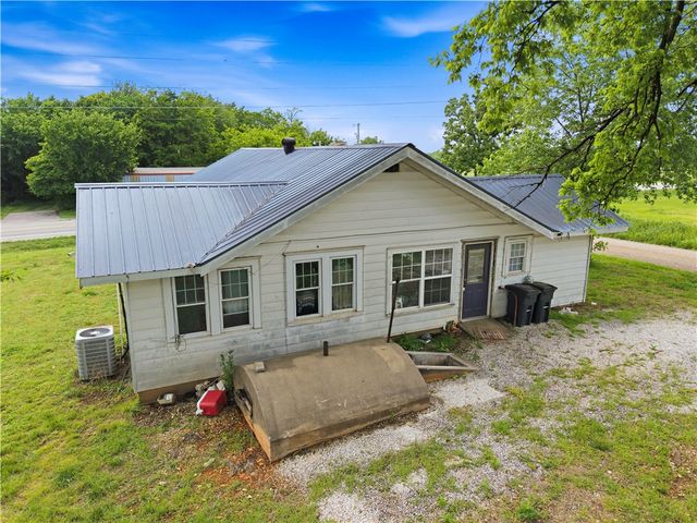 22389 North Road, Summers, AR 72769