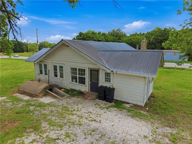 22389 North Road, Summers, AR 72769