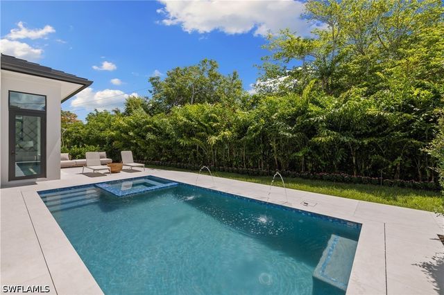 850 10th ST N, Naples, FL 34102
