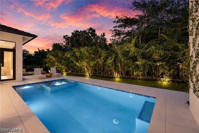 850 10th ST N, Naples, FL 34102
