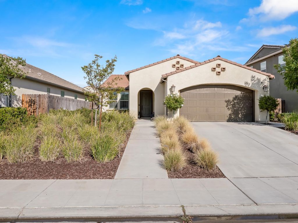 297 Meridian Avenue, Madera, CA 93636