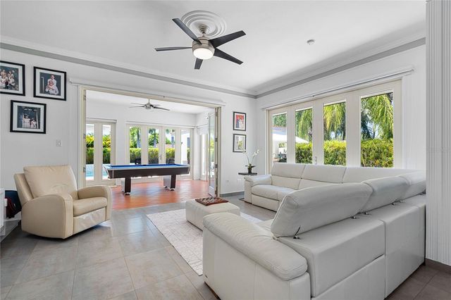 253 FLAMBOYÁN, Dorado, PR 00646