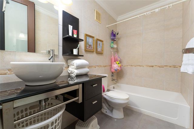 253 FLAMBOYÁN, Dorado, PR 00646