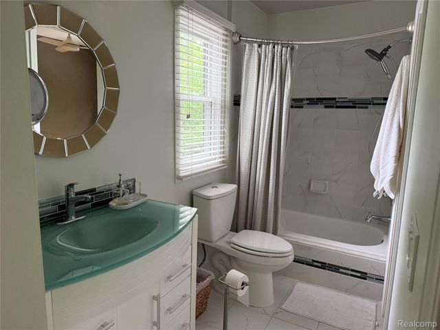 5589 Loveland Street, West Bloomfield Charter Township, MI 48322