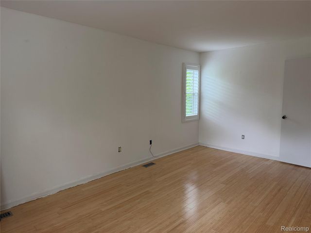 5589 Loveland Street, West Bloomfield Charter Township, MI 48322