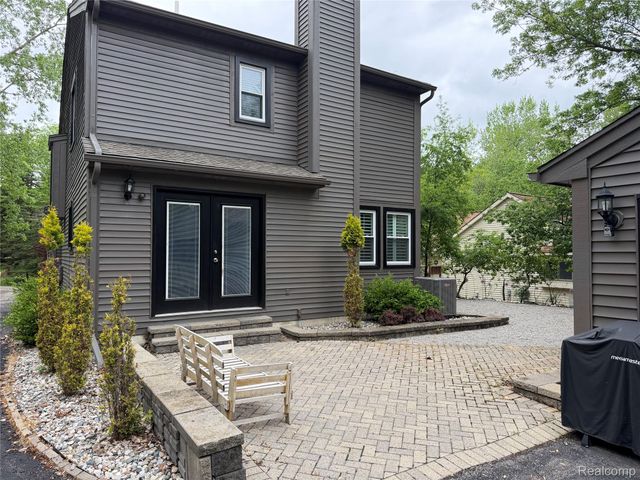 5589 Loveland Street, West Bloomfield Charter Township, MI 48322