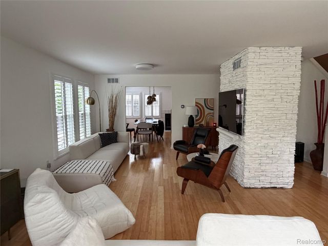 5589 Loveland Street, West Bloomfield Charter Township, MI 48322