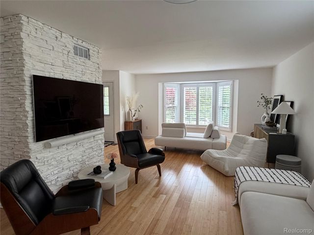 5589 Loveland Street, West Bloomfield Charter Township, MI 48322