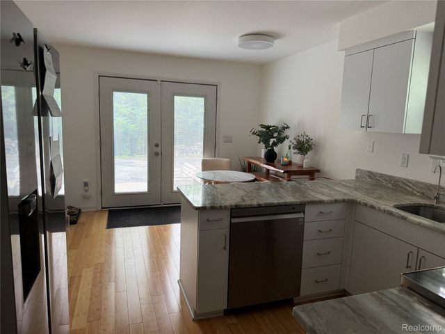 5589 Loveland Street, West Bloomfield Charter Township, MI 48322