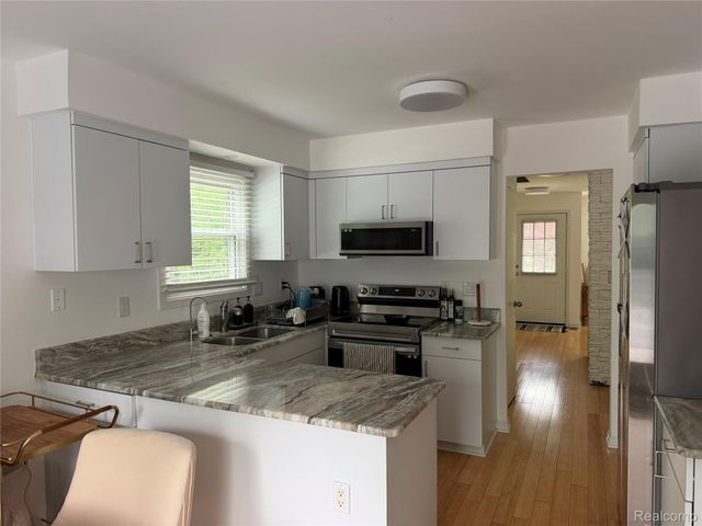 5589 Loveland Street, West Bloomfield Charter Township, MI 48322