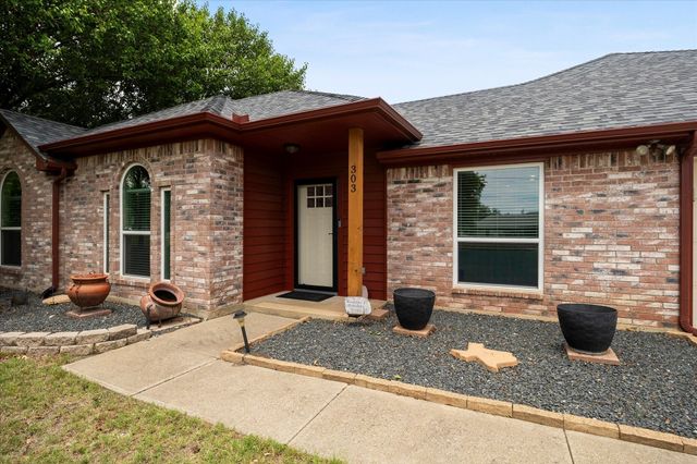 303 Anita Lane, Waxahachie, TX 75165