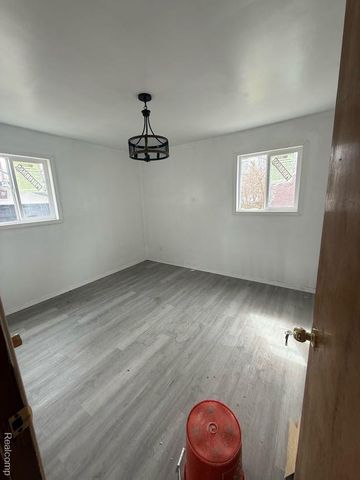 7762 Greenview Avenue, Detroit, MI 48228