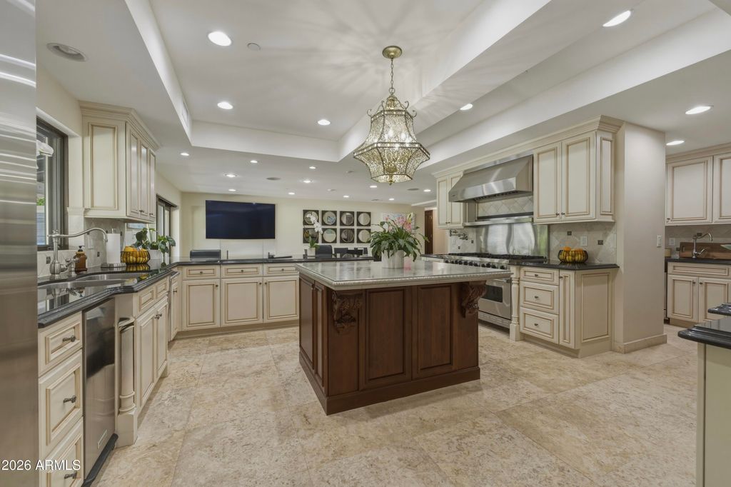 Image 12 of property listing at 6611 N 64TH Place, Paradise Valley, AZ 85253