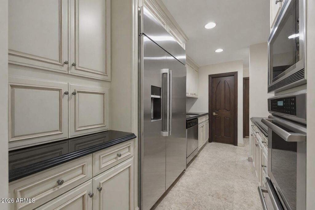 Image 16 of property listing at 6611 N 64TH Place, Paradise Valley, AZ 85253