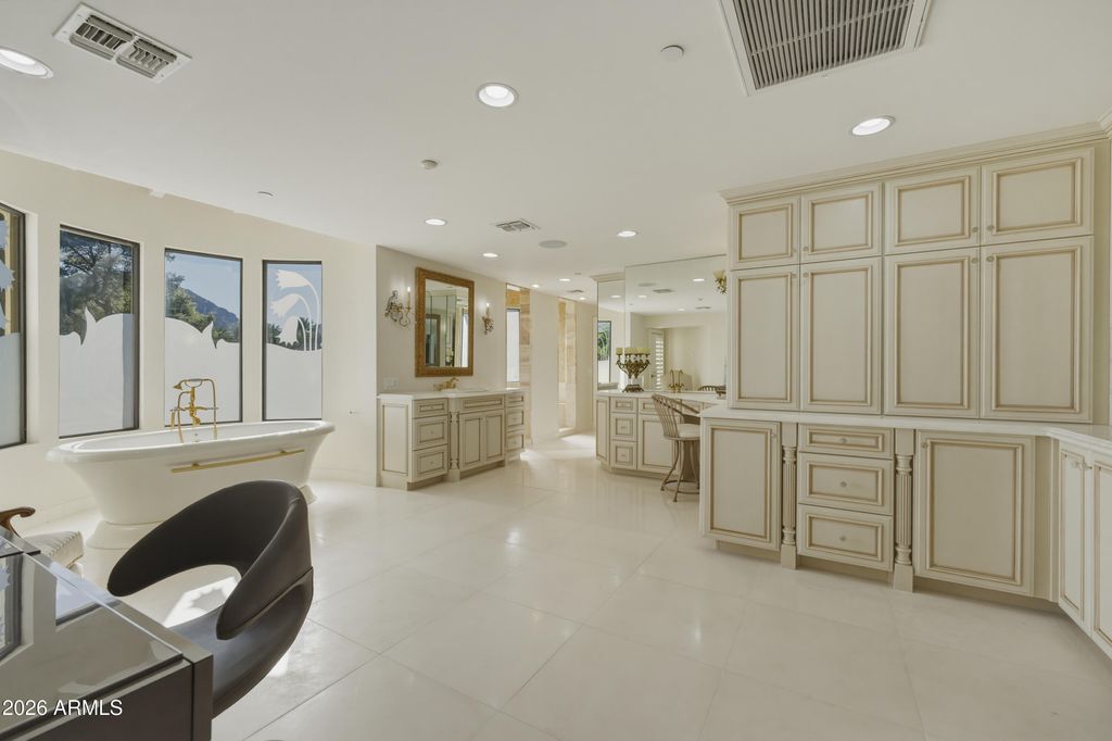 Image 23 of property listing at 6611 N 64TH Place, Paradise Valley, AZ 85253