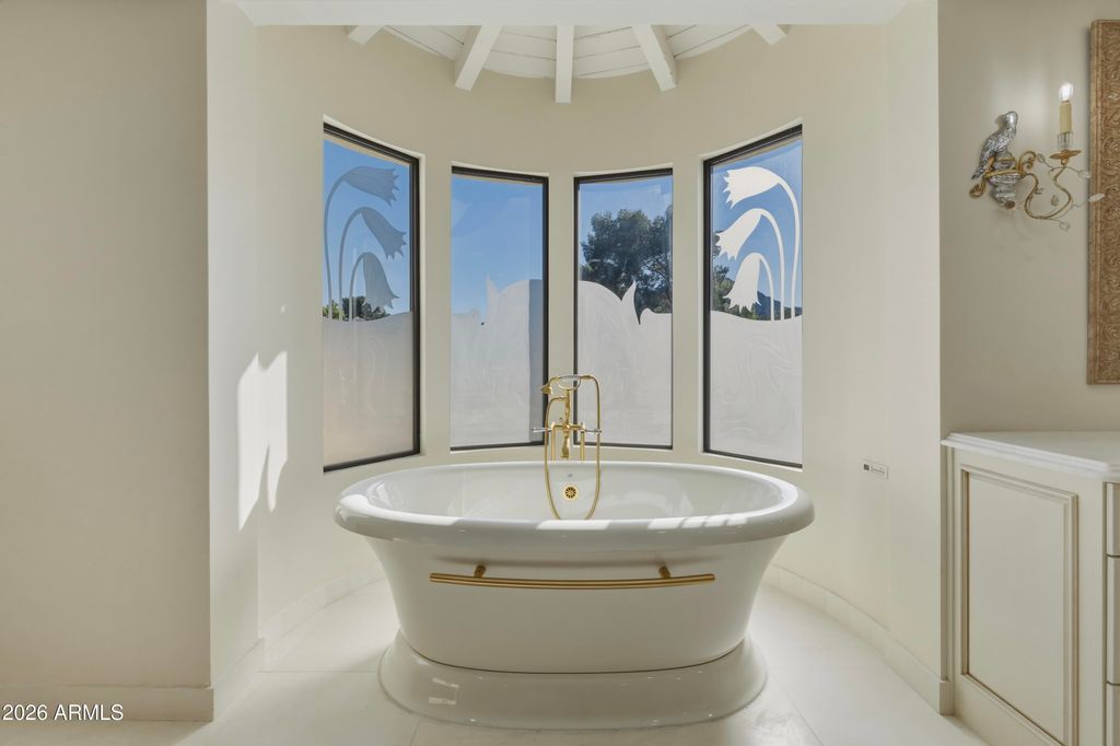 Image 24 of property listing at 6611 N 64TH Place, Paradise Valley, AZ 85253