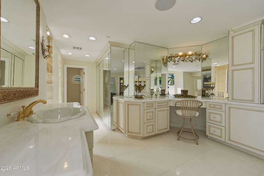 Image 25 of property listing at 6611 N 64TH Place, Paradise Valley, AZ 85253