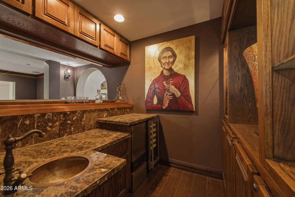 Image 9 of property listing at 6611 N 64TH Place, Paradise Valley, AZ 85253