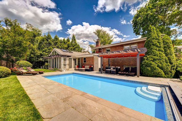 300 S Lang Avenue, Point Breeze, PA 15208