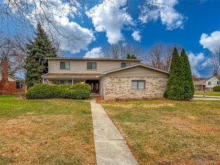 3960 Kings Point Drive, Troy, MI 48083
