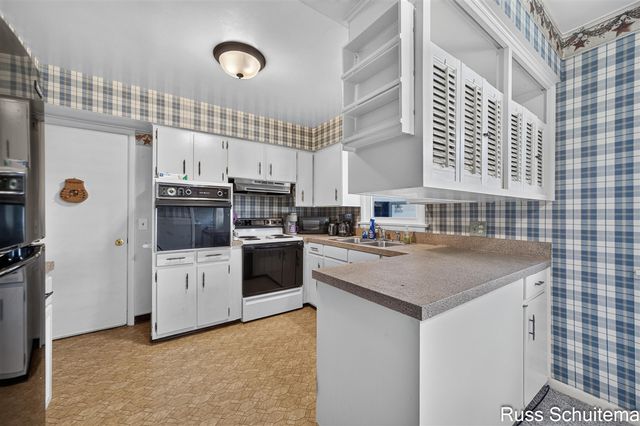 1501 Greenwich Road, Roosevelt Park, MI 49441