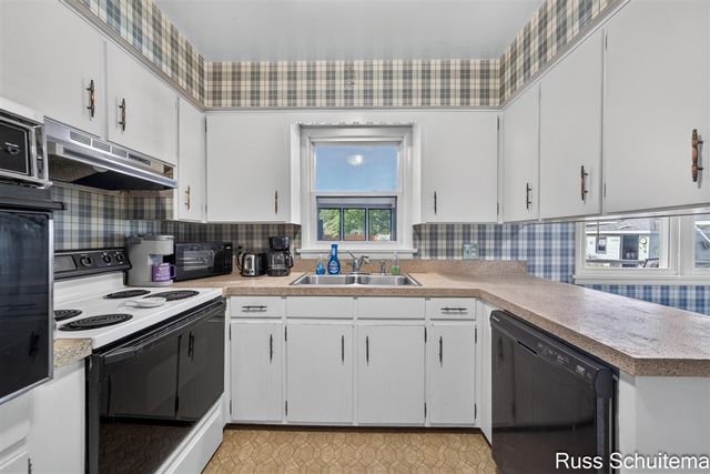 1501 Greenwich Road, Roosevelt Park, MI 49441