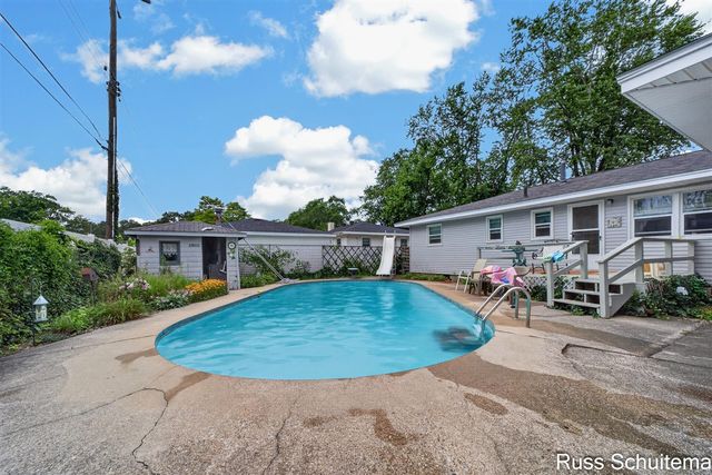 1501 Greenwich Road, Roosevelt Park, MI 49441