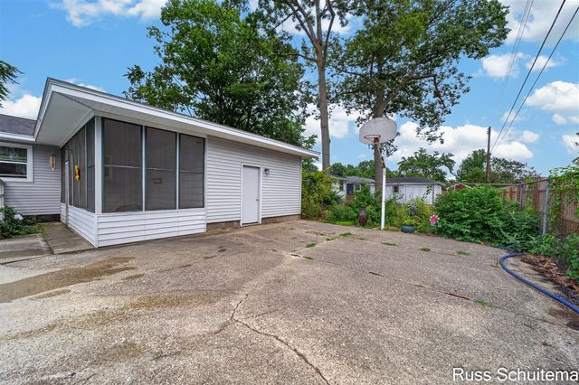 1501 Greenwich Road, Roosevelt Park, MI 49441