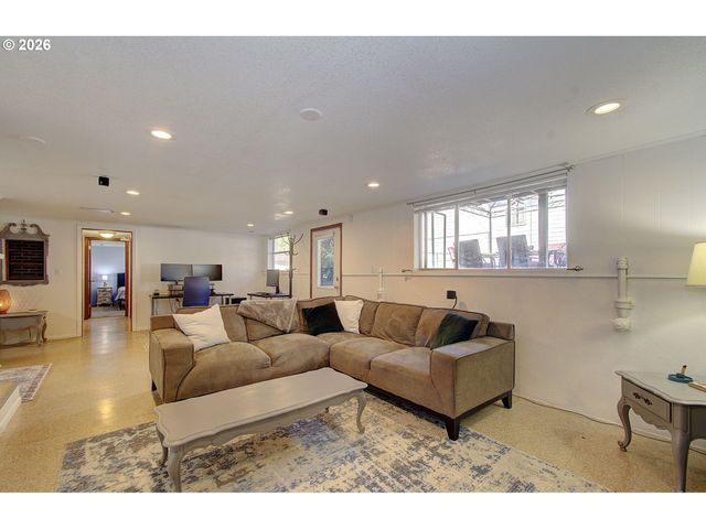 908 Nw 53RD St, Vancouver, WA 98663