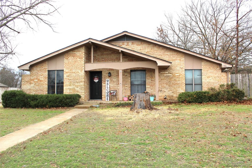 708 Prairie Wind Boulevard, Stephenville, TX 76401